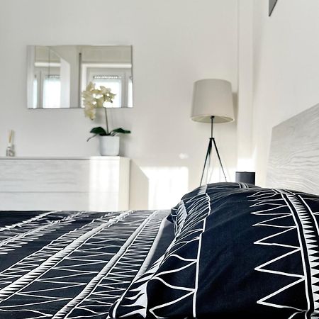 The Lake-Side Corner Apartment Комо Экстерьер фото